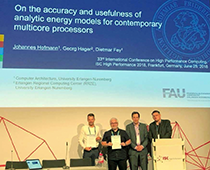 Johannes Hofmann和Georg Hager nehmen博士获得了“2018年高斯奖”，由Claus Axel Müller博士、GCS董事会主席和Ing教授博士授予。 